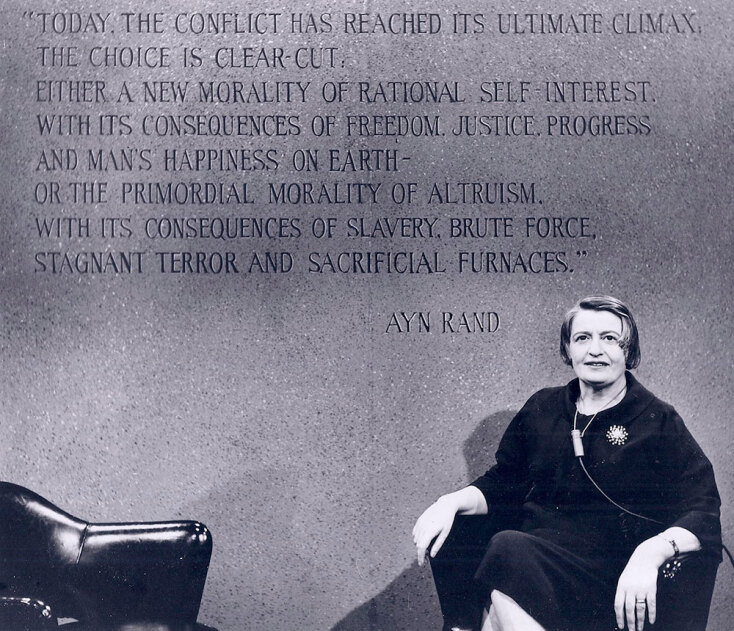 H Άιν Ραντ στην εκπομπή «The Today Show» του NBC, το 1961. Πίσω της διακρίνεται ένα απόσπασμα από το βιβλίο της For the New Intellectual © Raimondo Borea/Gartenberg Media Enterprises/Getty Images