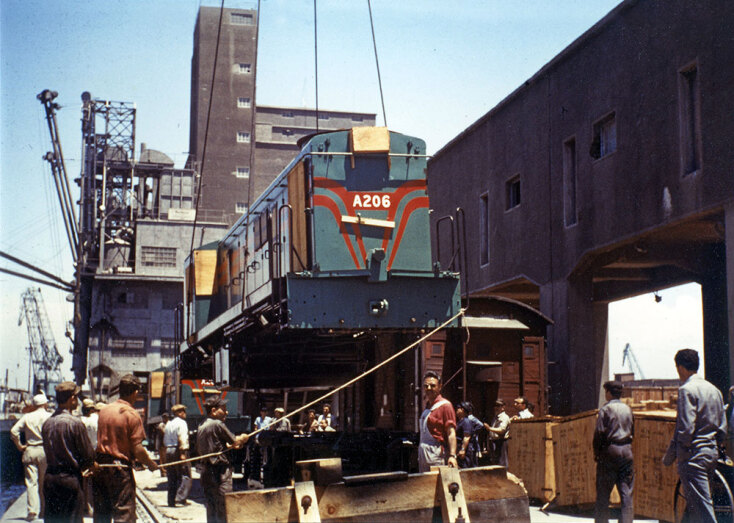 Εκφόρτωση των πρώτων δηζελαμαξών ALCO στο λιμάνι του Πειραιά, 1961. Πηγή: Ιστορικό Αρχείο ΟΣΕ. Δωρεά Προσωπικού Αρχείου Εμμ. Βεκρή.