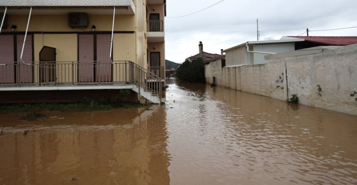 Προβλήματα από την κακοκαιρία σε Θεσσαλία, Φθιώτιδα και Χίο - Οι δρόμοι μετατράπηκαν σε ποτάμια