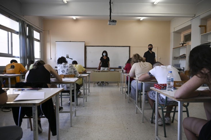 Μαθητές σε αίθουσα έτοιμοι να δώσουν Πανελλήνιες