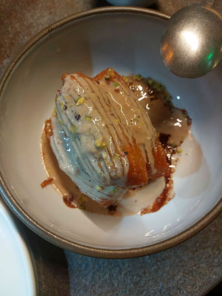 Τουλουμπάκια με ζεστή σοκολάτα, κανέλα και γαρίφαλο, μέλι και σαλέπι