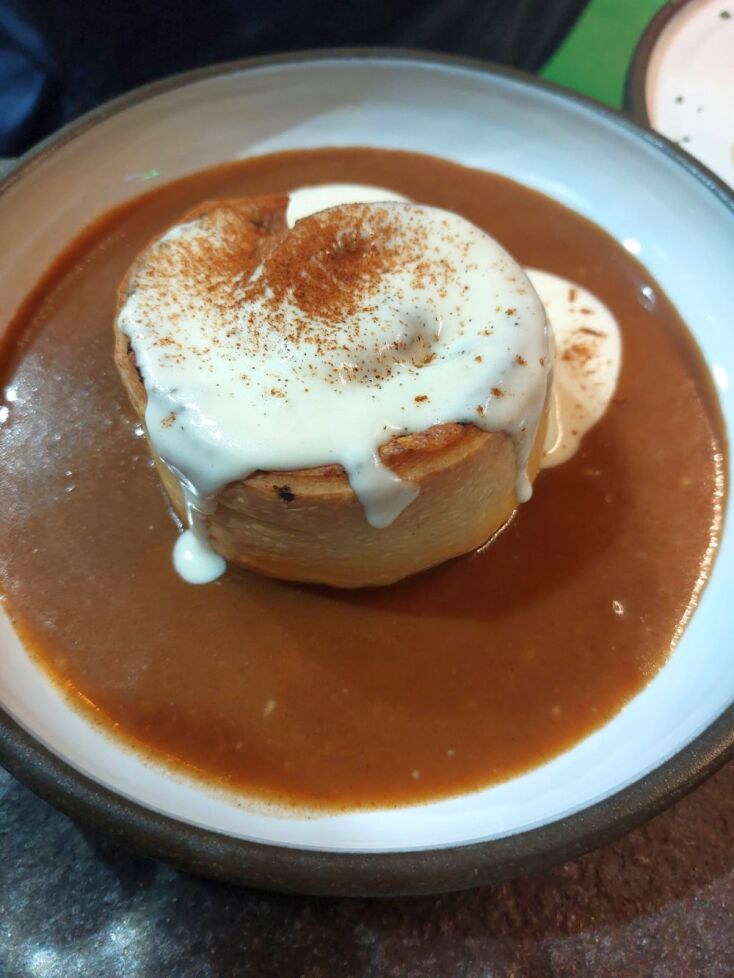 Cinnamon roll με κόκορα παστιτσάδα