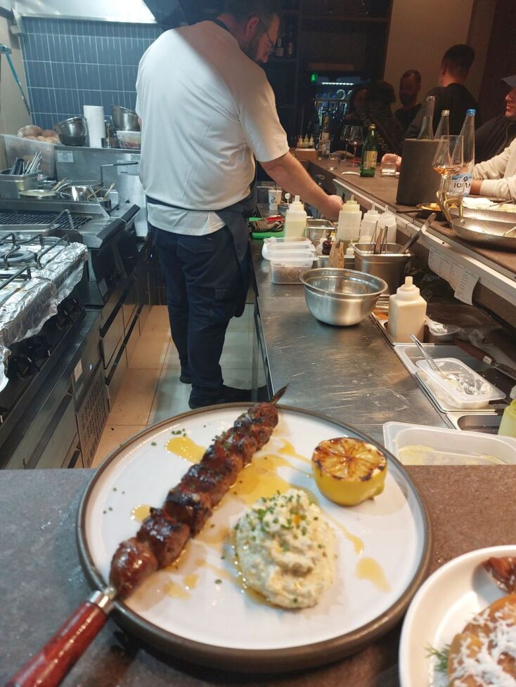 Λουκάνικο με λιαστή ντομάτα και μετσοβόνε. Σερβίρεται με πατατοσαλάτα