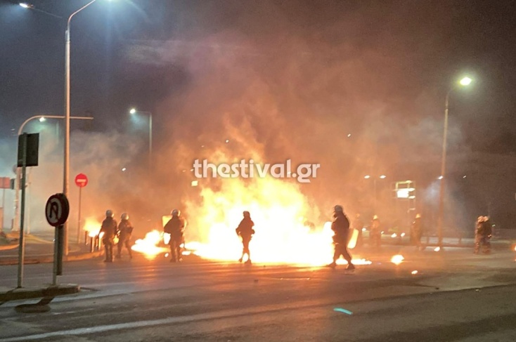 Θεσσαλονίκη: Σοβαρά επεισόδια έξω από το ΑΠΘ - Δεκάδες προσαγωγές, στο νοσοκομείο αστυνομικός