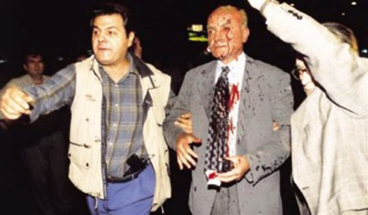 Ο υπαρχηγός της αστυνομίας Ιωάννης Γεωργακόπουλος τραυματίστηκε από θραύσματα χειροβομβίδας και διακομίστηκε στον Ερυθρό Σταυρό με σοβαρό τραύμα στο αριστερό μάτι