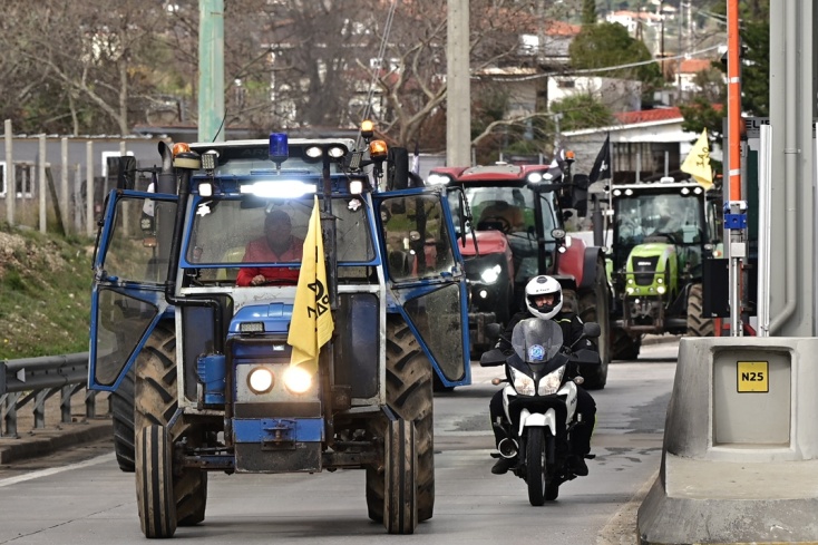 Οι αγρότες κατεβαίνουν στο Σύνταγμα - Δείτε εικόνες από την απολύμανση των τρακτέρ και το κομβόι