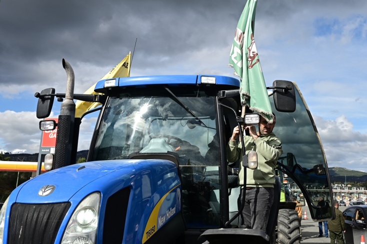 Οι αγρότες κατεβαίνουν στο Σύνταγμα  με τα τρακτέρ που απολυμαίνονται και σχηματίζουν κομβόι