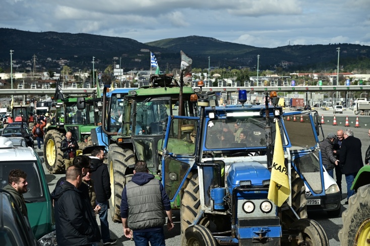 Οι αγρότες κατεβαίνουν στο Σύνταγμα  με τα τρακτέρ που απολυμαίνονται και σχηματίζουν κομβόι