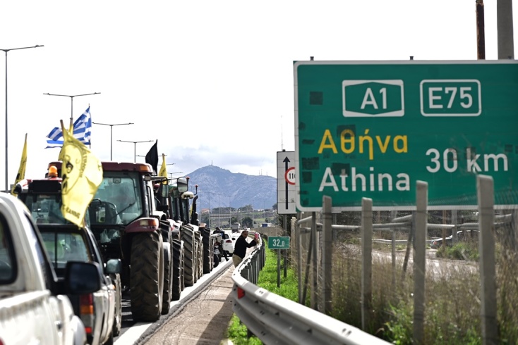 Οι αγρότες κατεβαίνουν στο Σύνταγμα  με τα τρακτέρ που απολυμαίνονται και σχηματίζουν κομβόι