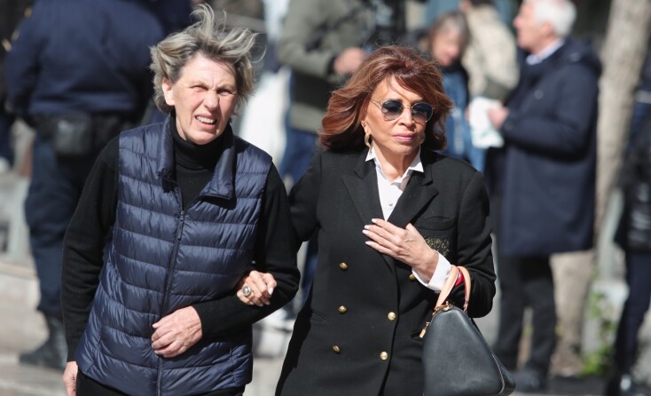 H Μιμή Ντενίση στην κηδεία της Ελένης Γλύκατζη-Αρβελέρ