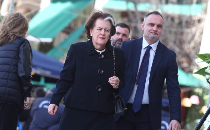 H Άννα Παναγιωταρέα στην κηδεία της Ελένης Γλύκατζη-Αρβελέρ