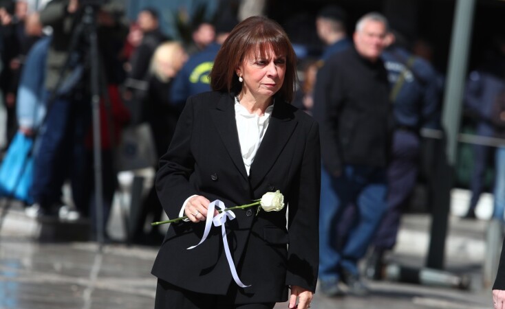 Η Κατερίνα Σακελλαροπούλου στην κηδεία της Ελένης Γλύκατζη-Αρβελέρ