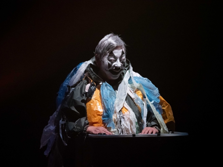 Dirty Granny Tales: Ο συνθέτης Σταύρος Μητρόπουλος μιλάει για την παράσταση «The Philanthropist», που ταιριάζει μουσική, κουκλοθέατρο, θεατρική κίνηση και animation.