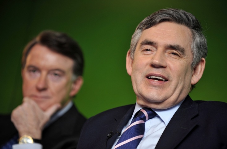 Ο Γκόρντον Μπράουν ηγείται των αποκαλύψεων για το σκάνδαλο Έπσταϊν στη Βρετανία, οδηγώντας σε συλλήψεις υψηλόβαθμων προσώπων και του πρίγκιπα Άντριου.