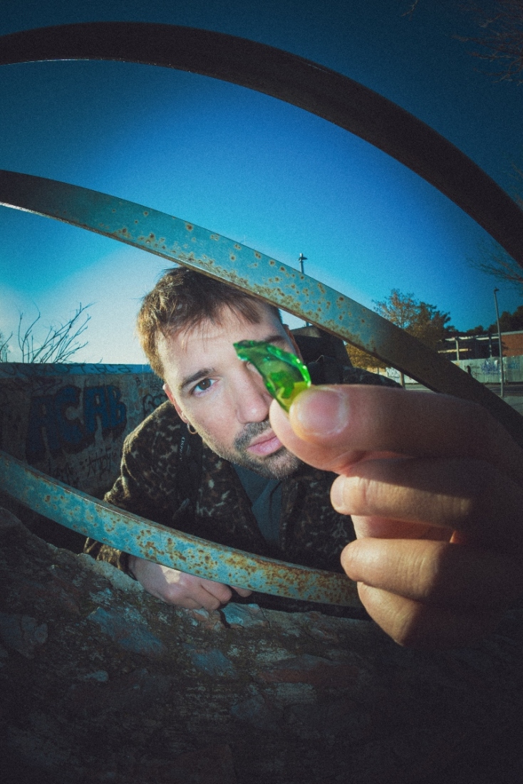 ΟΥΤΕΚΑΝ: Ο «Κομήτης» προλογίζει το άλμπουμ «Mono» με Turboflow3000 — Ο Γιώργος Καπής μιλάει για το νέο μουσικό project.