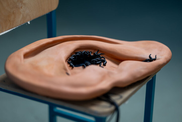 Μαλβίνα Παναγιωτίδη | The deep ear that discerns, 2026 | 63x42x15 εκ. πηλός, led οθόνη, hd video 3' 45'' | Παραχώρηση της καλλιτέχνιδος και της γκαλερί The Breeder