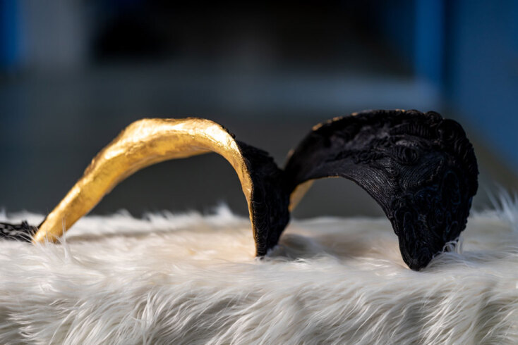 Σεβαστιάνα Κωνστάκη | Επιστήθιο αποστήθισης, 2026 | 60x120 εκ. γύψος, νήμα από ανακυκλωμένο βαμβάκι, φύλλα χρυσού 22Κ