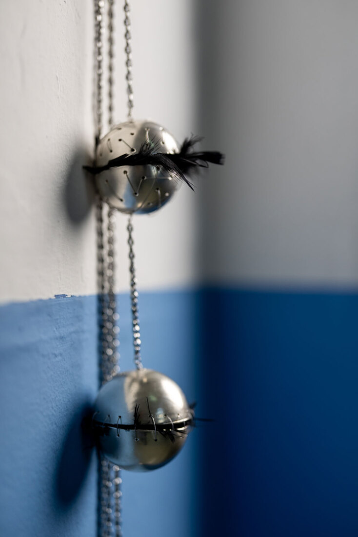 Ηλέκτρα Σταμπούλου | Bite the apple, 2026 | Διαστάσεις μεταβλητές εγκατάσταση οσφρητικό ερέθισμα, πούπουλα, επιμεταλλωμένες σφαίρες, αλυσίδα