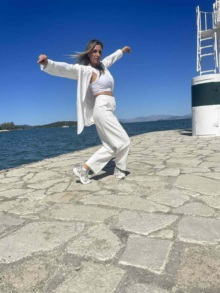 Ζεϊμπέκικο για όλους ανεξαρτήτως φύλου και ηλικίας – η προσέγγιση της χορογράφου Μαρίας Μαυρίκου