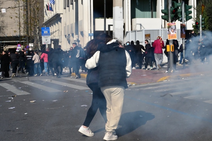 Επεισόδια αυτήν την ώρα στο Σύνταγμα μετά την ολοκλήρωση του συλλαλητηρίου για τα Τέμπη
