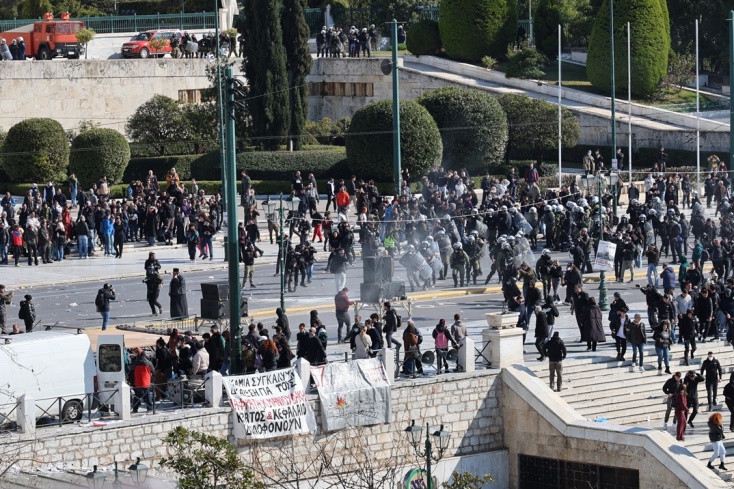 Επεισόδια αυτήν την ώρα στο Σύνταγμα μετά την ολοκλήρωση του συλλαλητηρίου για τα Τέμπη