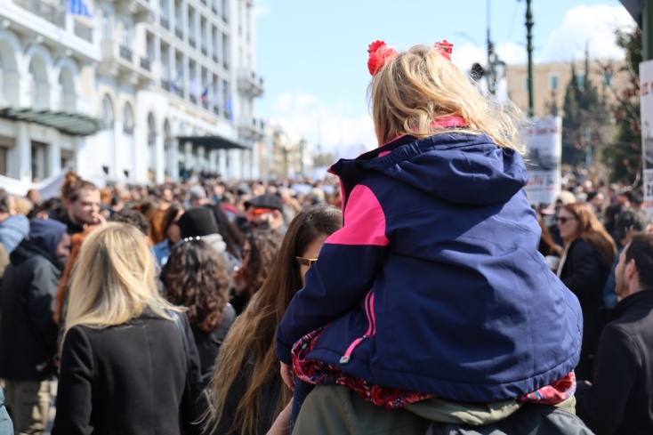 Άτομα κάθε ηλικίας στη μεγάλη συγκέντρωση στο Σύνταγμα