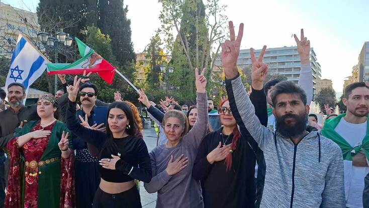 Ιρανοί πανηγυρίζουν στην πλατεία Συντάγματος για τον θάνατο του Αγιατολάχ Χαμενεΐ