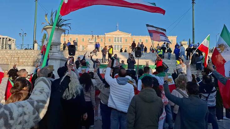 Ιρανοί πανηγυρίζουν στην πλατεία Συντάγματος για τον θάνατο του Αγιατολάχ Χαμενεΐ