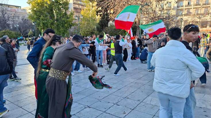 Ιρανοί πανηγυρίζουν στην πλατεία Συντάγματος για τον θάνατο του Αγιατολάχ Χαμενεΐ