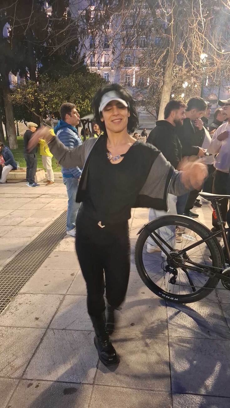 Ιρανοί πανηγυρίζουν στην πλατεία Συντάγματος για τον θάνατο του Αγιατολάχ Χαμενεΐ