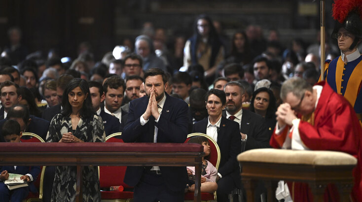 Ο αντιπρόεδρος των ΗΠΑ Τζέι Ντι Βανς και η σύζυγός του προσεύχονται στη Βασιλική του Αγίου Πέτρου στο Βατικανό © Isabella Bonotto/Anadolu μέσω Getty Images