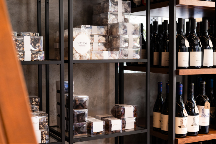 Γλυκά κεράσματα και κρασιά