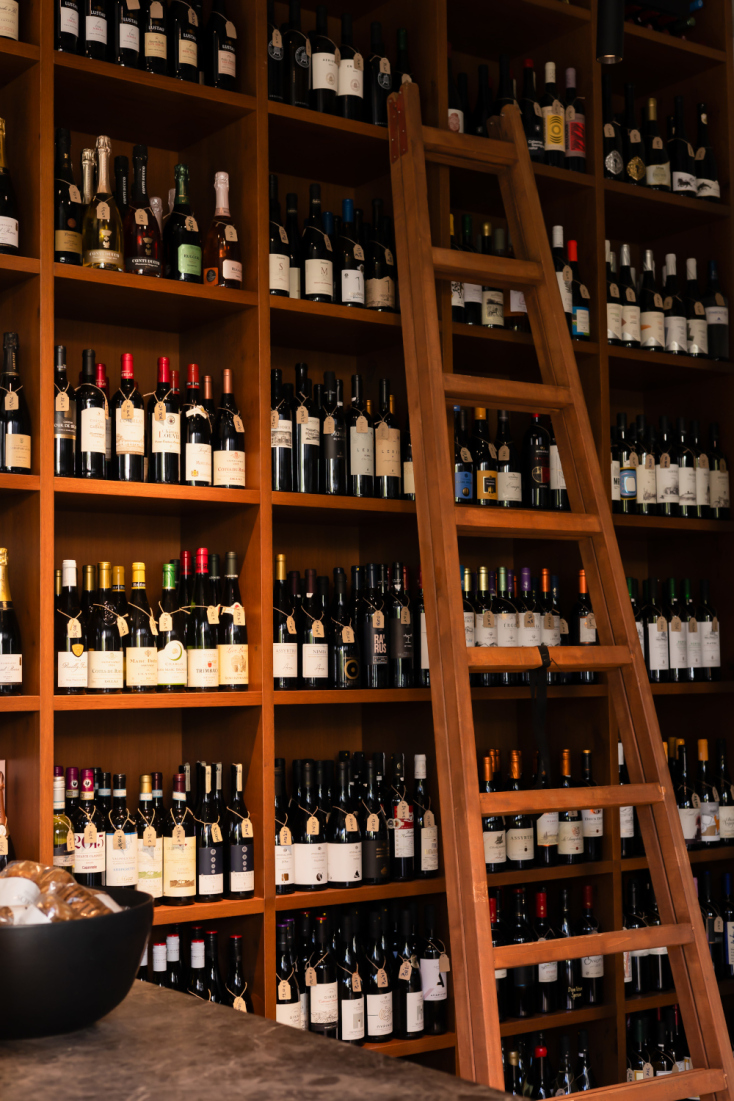 Τα ράφια με το κρασί