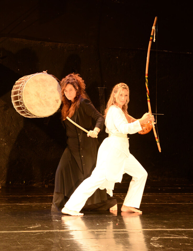 Παράσταση ΑΝΤΙ-ΓΟΝΟΙ, θέατρο Ροές, Ιανουάριος 2026, Αγγελική Τουμπανάκη, Κάλλια Θεοδοσιάδη . © Κώστας Χρήστου