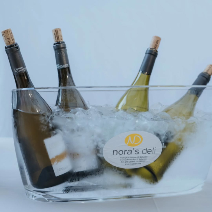 Κρασιά στο Nora's Deli