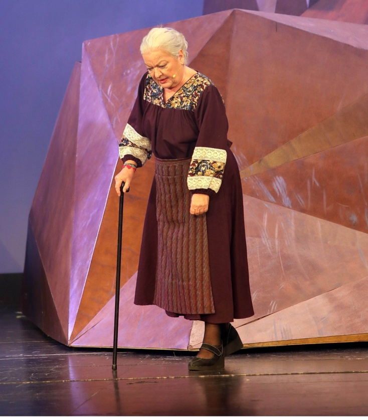 Η Τάνια Τσανακλίδου εμφανίστηκε με μπαστούνι στη σκηνή