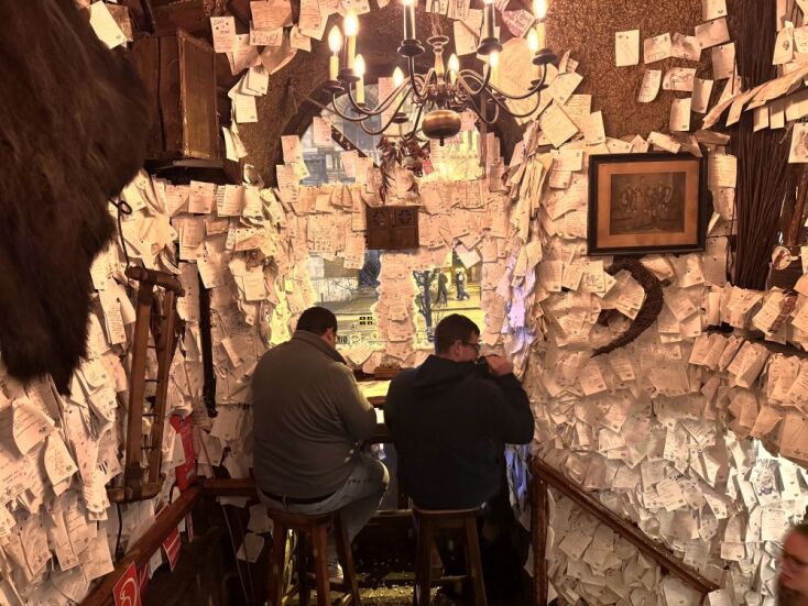 Για live jazz και καυτερά γκούλας στο απίθανο “For Sale Pub” της Βουδαπέστης