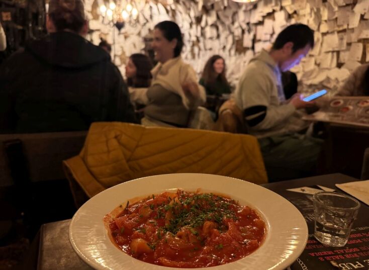 Για live jazz και καυτερά γκούλας στο απίθανο “For Sale Pub” της Βουδαπέστης