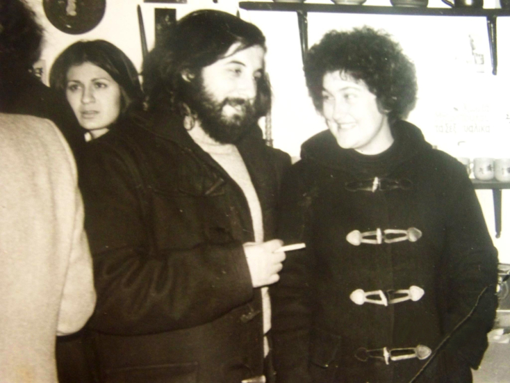 Ο Θάνος Μικρούτσικος και η Μαρία Δημητριάδη στην παρουσίαση του δίσκου «Πολιτικά τραγούδια», στο βιβλιοπωλείο Χνάρι, 1975.