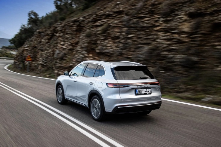 To Starray EM-I είναι το πρώτο Plug-In Hybrid της Geely στην Ελλάδα που καίει ελάχιστα