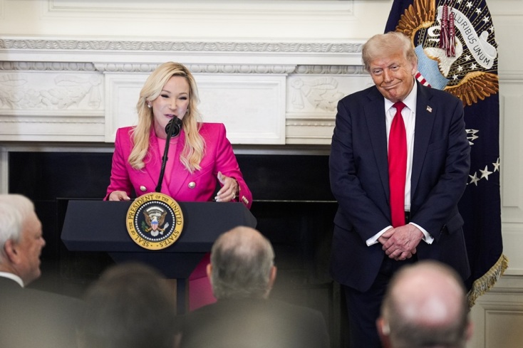 Η Paula White στον ζωολογικό κήπο του Ντόναλντ Τραμπ