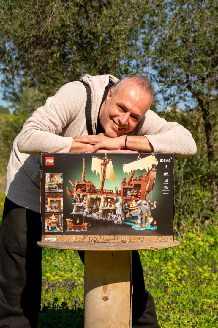 Ο Έλληνας designer Βαγγέλης Ντεζές μιλά για το LEGO Ideas σετ των Goonies, τη δεκαετή προσπάθεια πίσω από αυτό και τη συνεργασία με τη LEGO
