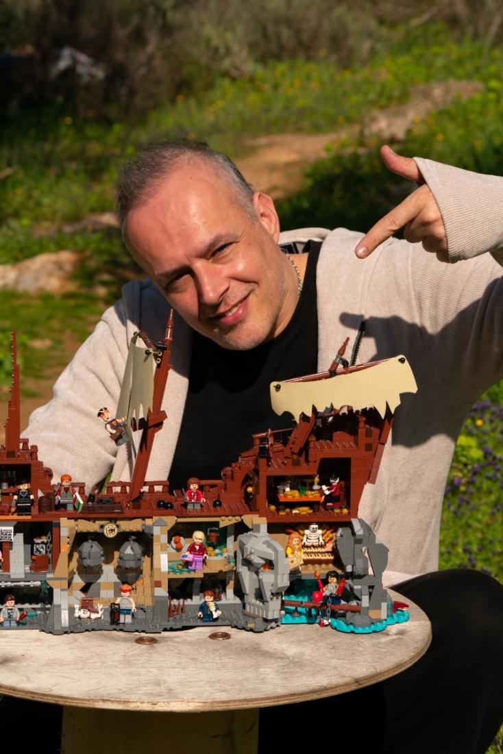 Ο Έλληνας designer Βαγγέλης Ντεζές μιλά για το LEGO Ideas σετ των Goonies, τη δεκαετή προσπάθεια πίσω από αυτό και τη συνεργασία με τη LEGO.