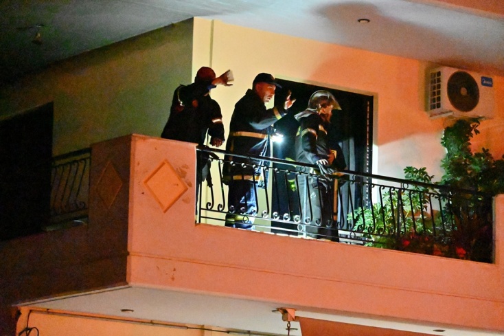 Εικόνα από την επιχείρηση κατάσβεσης της φωτιάς και του απεγκλωβισμού ενοίκων