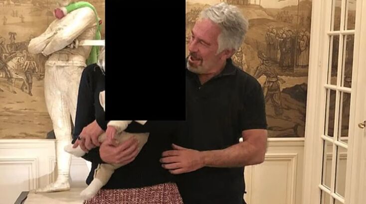 Ο Έπσταϊν εμφανίζεται να αγκαλιάζει μια γυναίκα που κρατά ένα μωρό