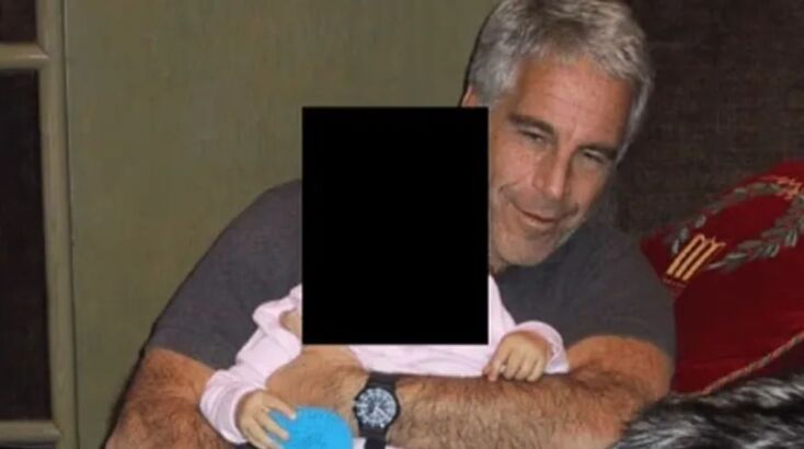 o καταδικασμένος δράστης φαίνεται να κρατά ένα μωρό στην αγκαλιά του