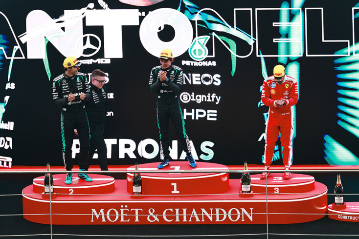 Formula 1 - Grand Prix Κίνας 2026 | Κίμι Αντονέλι, Τζορτζ Ράσελ και Λούις Χάμιλτον στο βάθρο © EPA/ALEX PLAVEVSKI