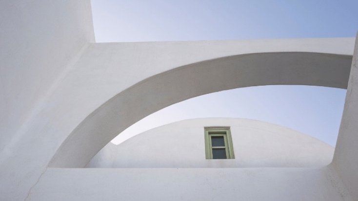 santorini-houses-white-blue-domes-white-washed-walls