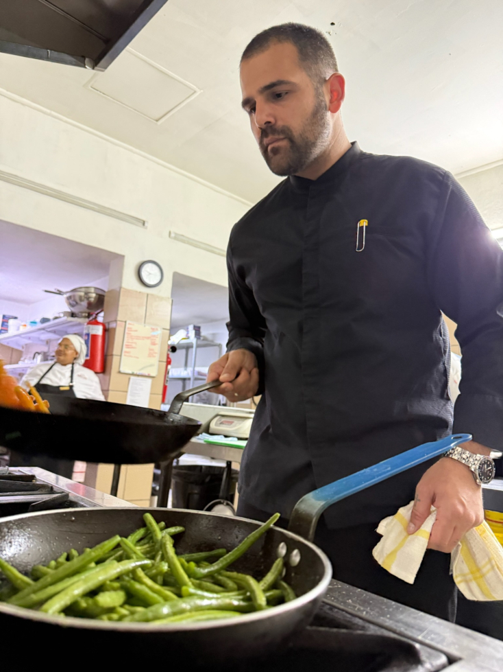 Ο Ραφαήλ πάνω από τα τηγάνια του