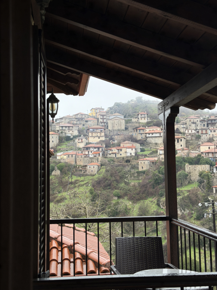 Μπαλκόνι με θέα τη Δημητσάνα